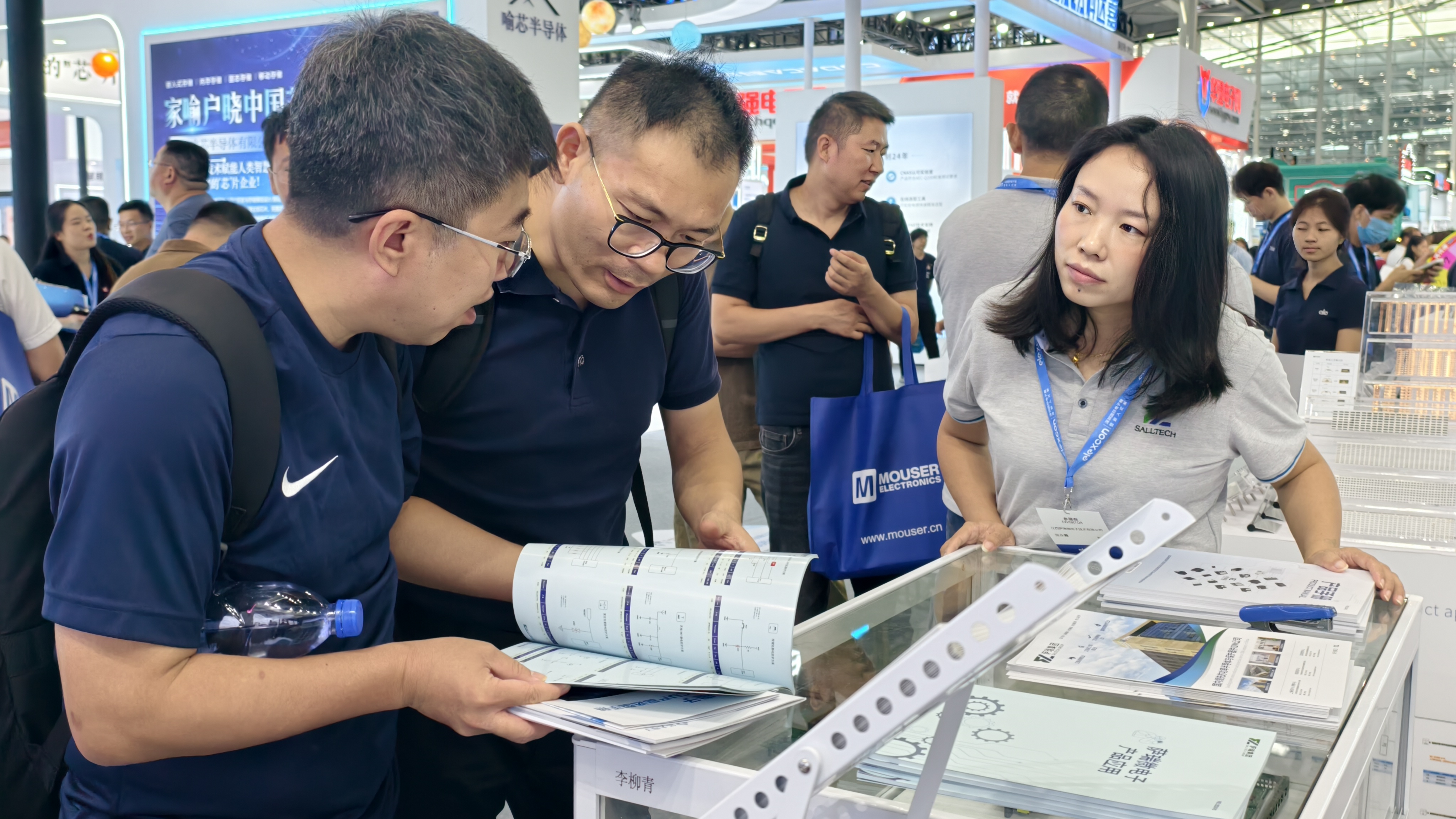 荣耀收官！江西350vip浦京微电子闪耀 2025 深圳电子展并荣获年度大奖